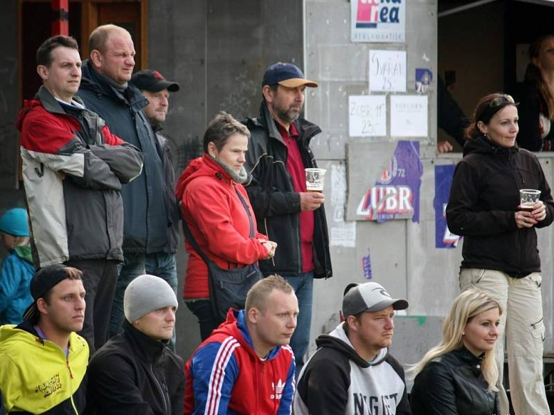 Fotbalisté Kelče B (pruhované dresy) doma porazili rezervu Velkých Karlovic+Karolinky 4:1. 