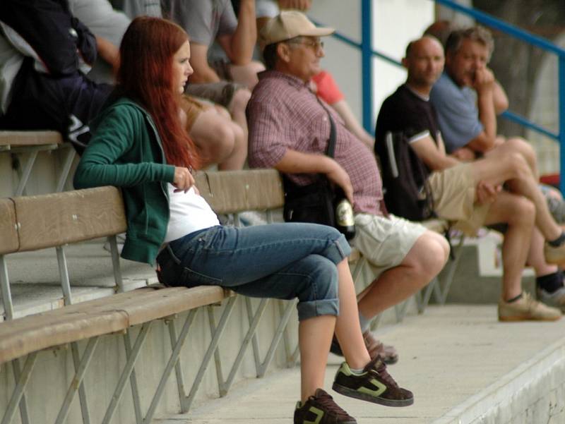 Důležitou bitvu o záchranu zvládli na hřišti Ostrožské Nové Vsi B lépe fotbalisté Mistřic (v bílém) a přiživili tak svou naději na záchranu.