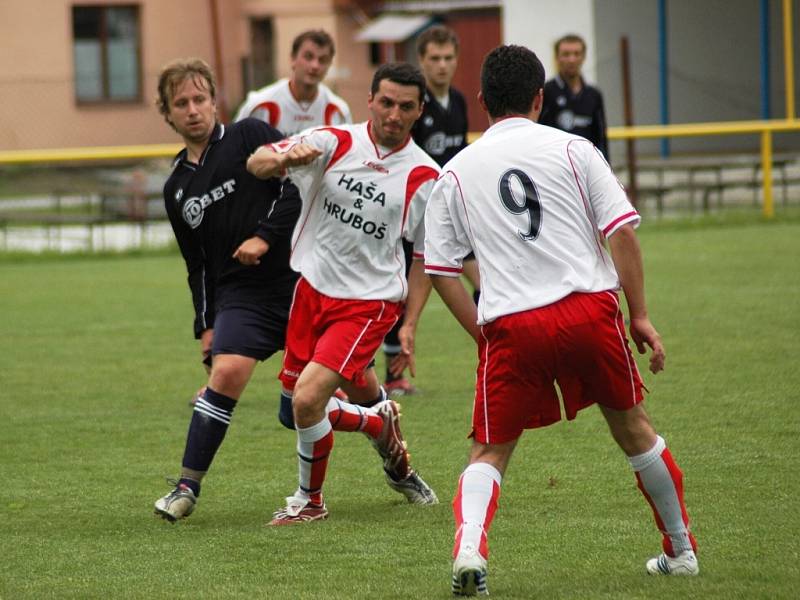 Důležitou bitvu o záchranu zvládli na hřišti Ostrožské Nové Vsi B lépe fotbalisté Mistřic (v bílém) a přiživili tak svou naději na záchranu.