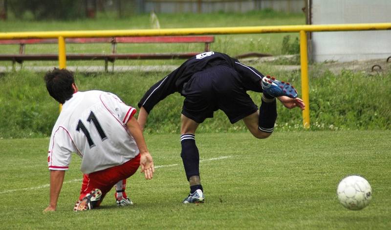 Důležitou bitvu o záchranu zvládli na hřišti Ostrožské Nové Vsi B lépe fotbalisté Mistřic (v bílém) a přiživili tak svou naději na záchranu.