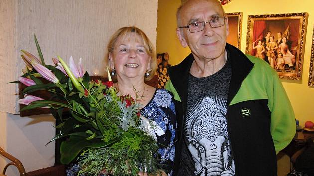 Manželé Jan a Blanka Trůnečkovi z Hrachovce u Valašského Meziříčí oslavili smaragdovou svatbu. Jsou svoji už 55 let.