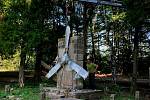 Nadšenci instalovali vrtuli na pomníku v lokalitě Rasová, kde zahynula tříčlenná posádka sestřeleného letadla za 2. světové války.