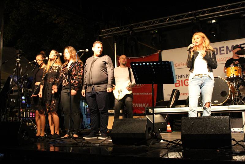 Pepa Vojtek s Yvettou Blanarovičovou rozvlnili zmoklé náměstí v Hradišti muzikálovými hity
