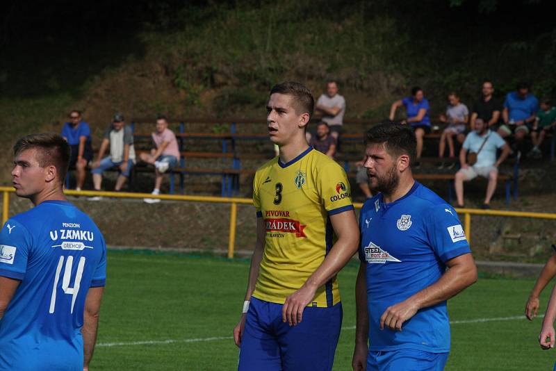 Fotbalisté Starého Města (žluté dresy) zdolali ve šlágru 4. kola I. B třídy sk. C domácí Ořechov 4:0.