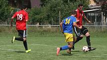 Fotbalisté Prakšic (modré dresy) vstoupili do nové sezony domácí výhrou nad Babicemi 1:0.