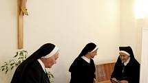 Řeholní sestry z velehradské kongregace sv. Cyrila a Metoděje odevzdaly svůj hlas jednomu ze dvou kandidátů na post senátora v tamním charitním domě sv. Cyrila a Metoděje.