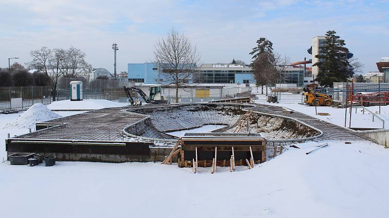 Stavba skateparku u aquaparku v Uherském Hradišti pod sněhem.