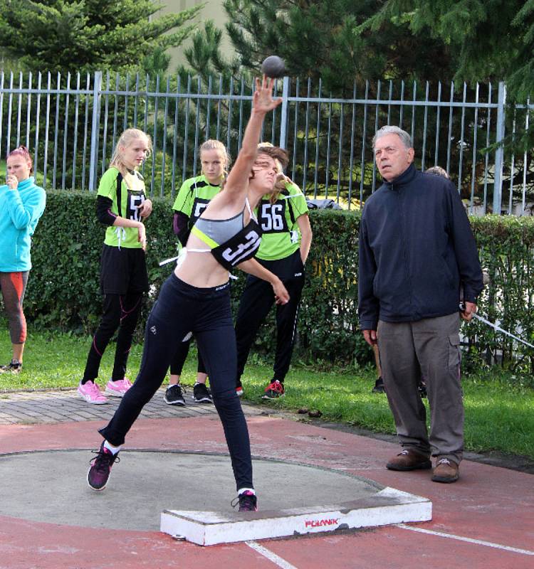 Závodníci z patnácti škol z celého okresu se na atletické stadionu v Uherském Hradišti utkali na 16. ročníku atletického čtyřboje „O pohár starosty města Uherské Hradiště.