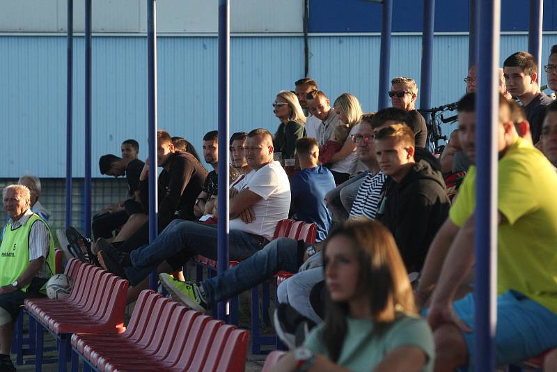 Fotbalisté Slovácka B (bílé dresy) ve středečním vloženém zápase 17. kola MSFL zdolali Viktorii Otrokovice 4:0.