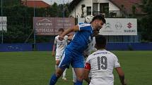 Fotbalisté Slovácka B (bílé dresy) v páteční předehrávce 32. kola MSFL remizovali na hřišti v Kunovicích s juniorkou Ostravy 2:2.