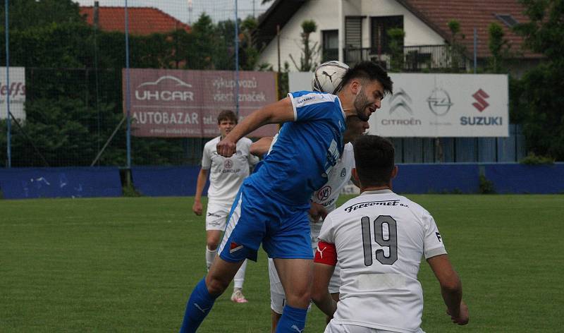 Fotbalisté Slovácka B (bílé dresy) v páteční předehrávce 32. kola MSFL remizovali na hřišti v Kunovicích s juniorkou Ostravy 2:2.