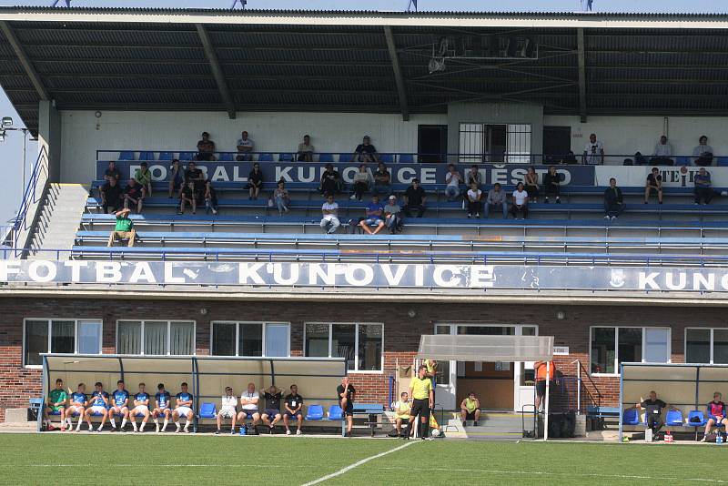 Fotbalisté Slovácka B (bílé dresy) v 6. kole MSFL podlehli Uničovu 1:2.