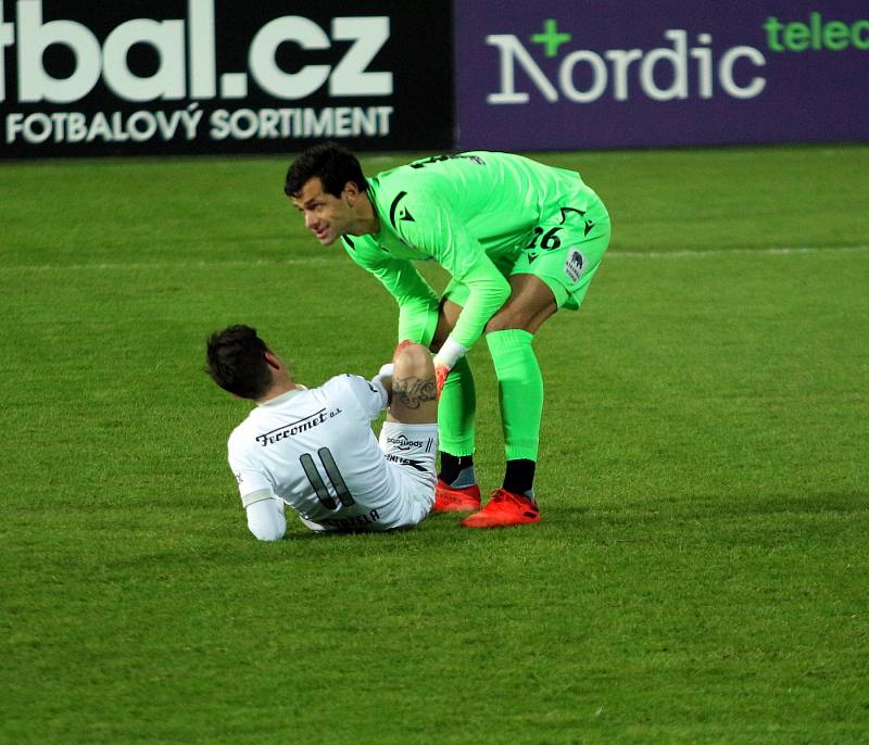 Fotbalisté Slovácka (v bílých dresech) po dvou porážkách hostili trápící se Plzeň.