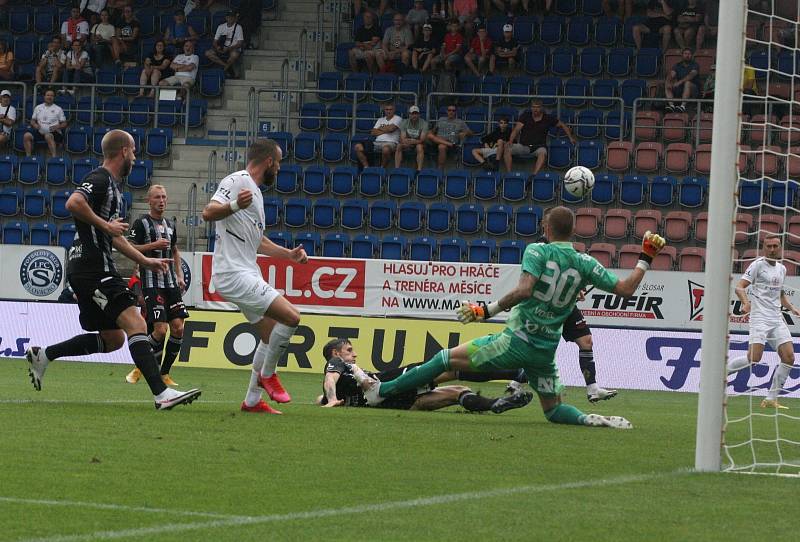 Fotbalisté Slovácka (bílé dresy) ve 2. kole FORTUNA:LIGY hostili České Budějovice.