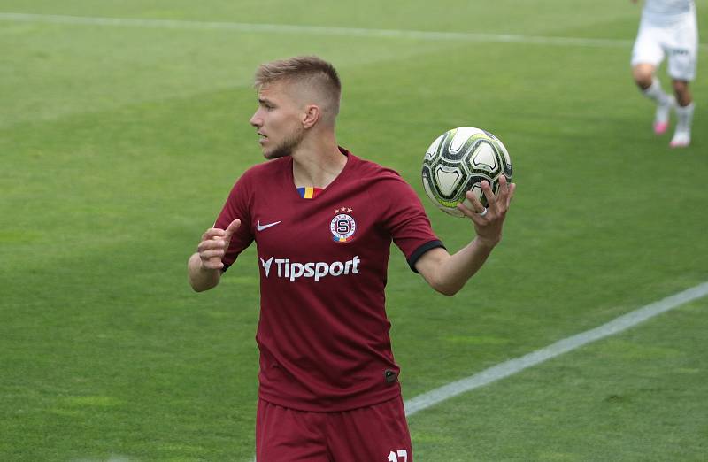 Fotbalisté Slovácka (v bílých dresech) v posledním zápase základní části FORTUNA:LIGY prohráli se Spartou 0:2