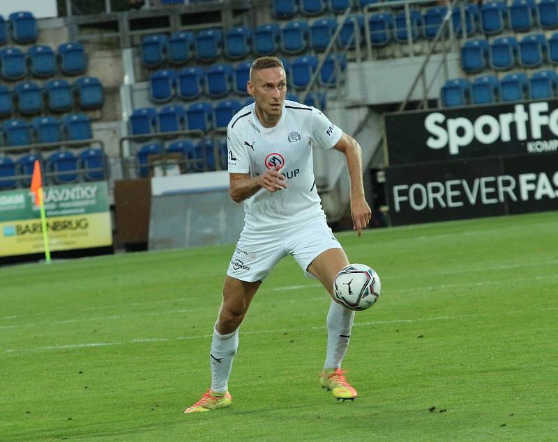 Fotbalisté Slovácka (bílé dresy) skončili ve druhém předkole Evropské konferenční ligy.