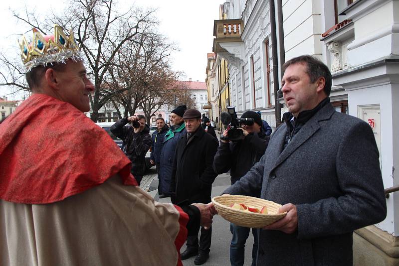 Tři králové na fríských koních z Ranče Nevada projeli Masarykovým náměstím v Uherském Hradišti, čímž symbolicky odstartovali charitativní Tříkrálovou sbírku. Letos je také doprovodil velbloud Paša.