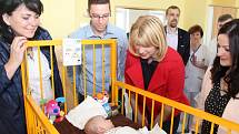Nadace Křižovatka ve spolupráci s několika regionálními společnostmi darovali Uherskohradišťské nemocnici čtrnáct monitorů dechu pro novorozence.