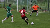 Fotbalisté Zlechova (červenočerné dresy) v 6. kole I. B třídy skupiny C zdolali Ostrožskou Novou Ves 1:0.