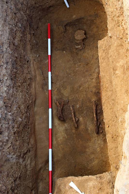 V závěru výzkumu Na Valách objevili archeologové unikátní hrob vysoce postaveného jedince, žijícího kolem poloviny 9. století.