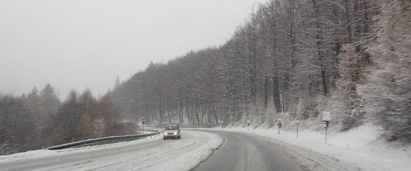 První sníh zasypal silnici I/50 a krajinu ve Chřibech v úseku od křižovatky na Střílky až po bistro Tramp v pátek 26. listopadu.