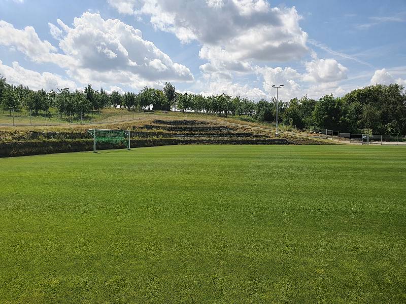 Fotbalisté Dolního Němčí mají novou tribunu, kabiny i tréninkové hřiště