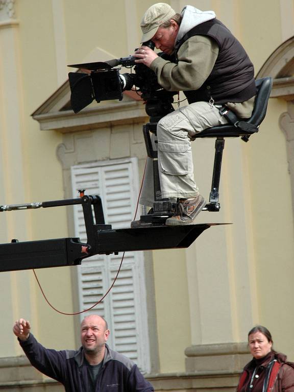 Ruský televizní štáb natáčí na zámku v Buchlovicích.
