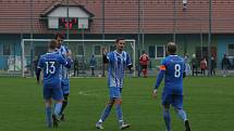 Fotbalisté Hluku (modré dresy) zakončili podzimní část sezony domácí výhrou nad Nivnicí 3:1.