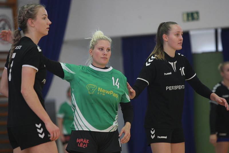 Házenkářky Kunovic (černé dresy) zvládly i sobotní utkání s posledními Bohunicemi a po výhře 30:24 zůstávají v čele první ženské ligy.