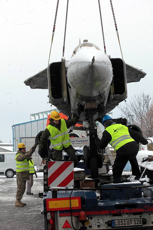 Nadzvuková stíhačka MiG-23MF z pražských Malešic se vykládá v  leteckém Muzeu v Kunovicích.