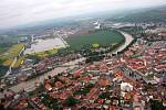 Letecký pohled na Uherské Hradiště prozrazuje, že hráze Moravy nápor vody skutečně vydržely. V jezero se změnilo pouze pole za Rybárnami, kam se dostala část vody z Baťova kanálu.  