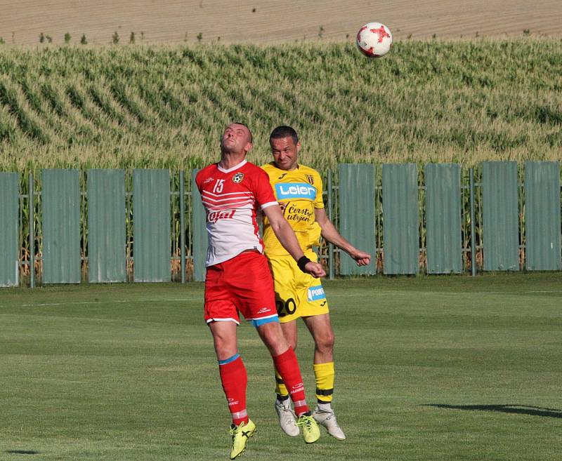 Fotbalisté Strání (žluté dresy) ve 2. kole krajského poháru zvítězili na hřišti sousedního Slavkova hladce 6:0.