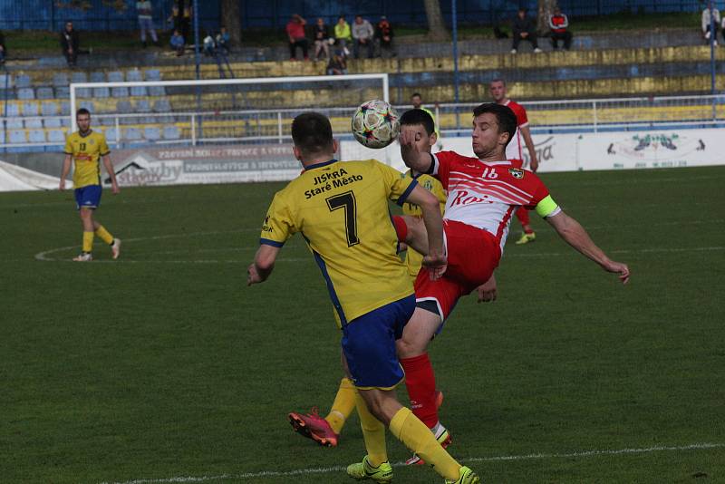 Fotbalisté Starého Města (žluté dresy) v 8. kole I. B třídy skupiny C přetlačili Slavkov 2:1.