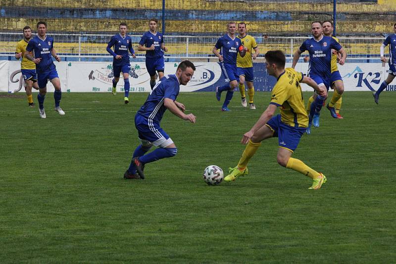 Fotbalisté Starého Města (žluté dresy) prohrály v semifinále Poháru Zlínského KFS s Morkovicemi 3:5.