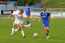 Mladší dorostenci Slovácka (bílé dresy) v 5. kole MSDL zdolali na Širůchu Jihlavu (v modrém) 3:1. Jediný gól hostů vstřelil Urbánek.