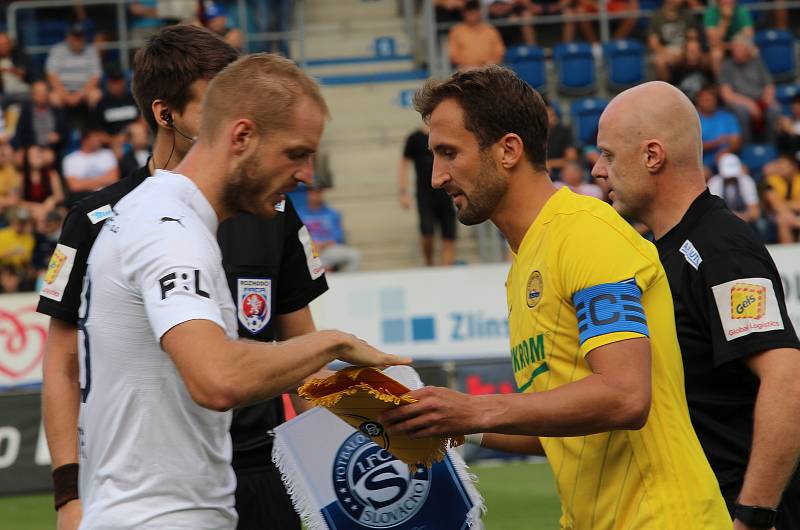 Fotbalisté Slovácka ( v bílých dresech) proti Zlínu