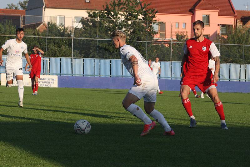 Fotbalisté Slovácka B (bílé dresy) ve středečním vloženém zápase 17. kola MSFL zdolali Viktorii Otrokovice 4:0.