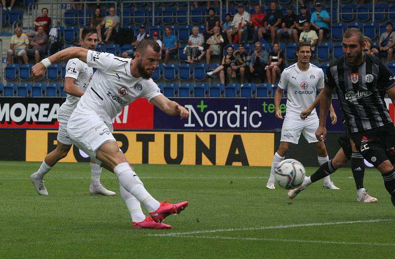 Fotbalisté Slovácka (bílé dresy) ve 2. kole FORTUNA:LIGY hostili České Budějovice.