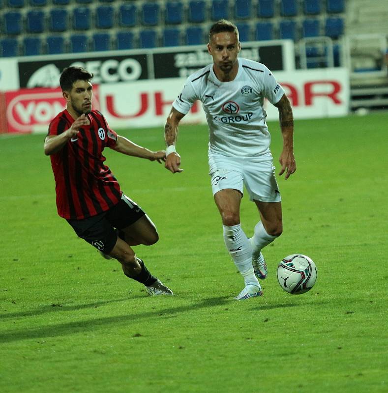 Fotbalisté Slovácka (bílé dresy) skončili ve druhém předkole Evropské konferenční ligy.