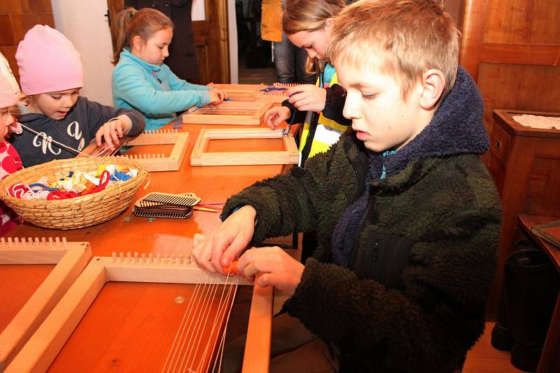 Tečkou za posledním dnem jarních prázdnin pro děti z domečku Šikula byl program, nesoucí název U tetičky za kamny, aneb Co všechno se dříve dělalo jinak. Hradišťský Park Rochus připravil pro chlapce a děvčata pestrý výukový program Šaty rostou na louce.