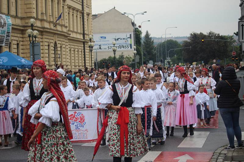 Slavnostní průvod počítal s více než třemi tisíci krojovanými. Ty neodradila ani nepříznivá předpověď počasí.