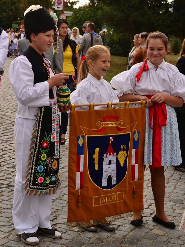 Krojovaný průvod obcí odstartoval ve Vinohradské ulici a cíl měl na Masarykově náměstí v Uherském Hradišti.