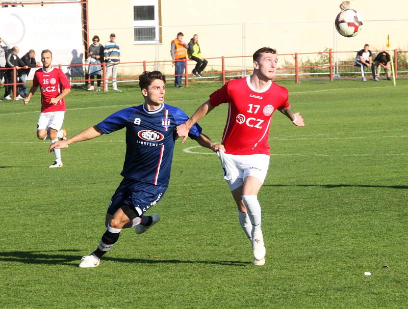 Fotbalisté Uherského Brodu (v červených dresech) podlehli v 10. kole MSFL vedoucí Líšni 0:4.