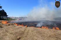 Plameny z hořícího lánu na okraji Brodu ohrožovaly fotovoltaickou elektrárnu i benzinku. Požár způsobila závada na starém kombajnu