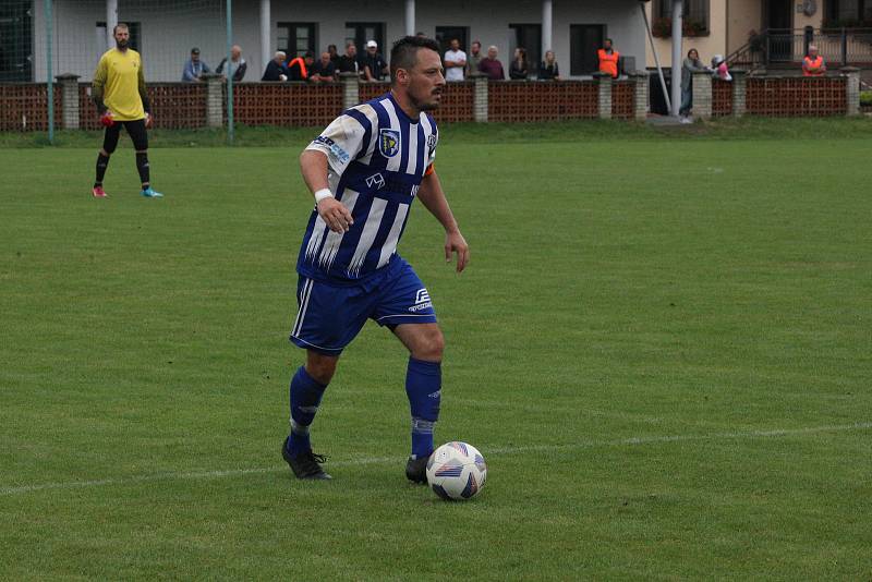 Fotbalisté Zlechova (červené dresy) prohráli ve 2. kole krajského poháru s Nedachlebicemi 1:2 na penalty.