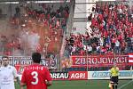 Fotbal Gambrinus liga 1. FC Slovácko - Zbrojovka Brno. V sektoru fanoušků Brna často hořely dýmovnice a bouchaly petardy.