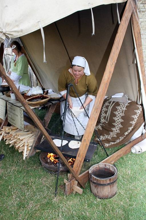 VÍKEND V HRADISKU. Členové historických skupin z Česka, Slovenska a Polska ukázali lidem, jak se žilo a pracovalo na Velké Moravě.