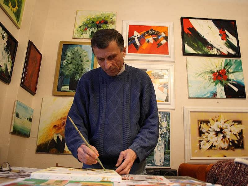 Ašot Arakeljan pracuje ve svém ateliéru.