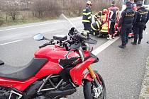 Při dopravní nehodě u Bánova se zranila motorkářka; sobota 1. dubna 2023
