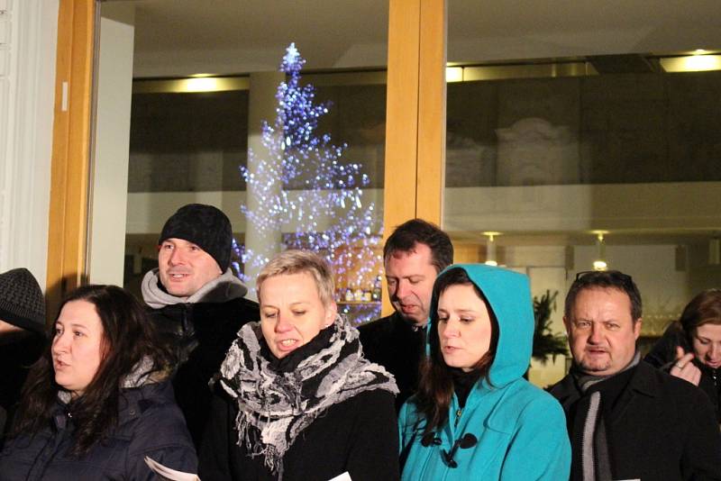 Vánoční koledy si na uherskohradišťské Masarykovo náměstí přišly zazpívat na čtyři stovky návštěvníků. 